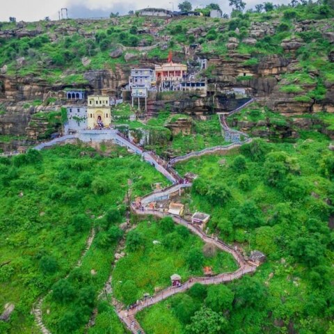 Which Indian city is known as the "Hill of many wonders"?