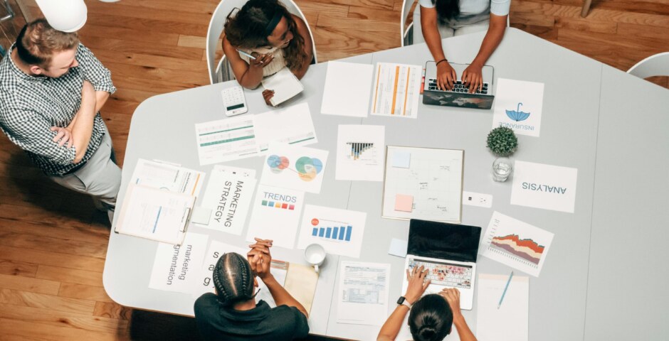 What are the differences between fundamental analysis and technical analysis in evaluating investment opportunities?