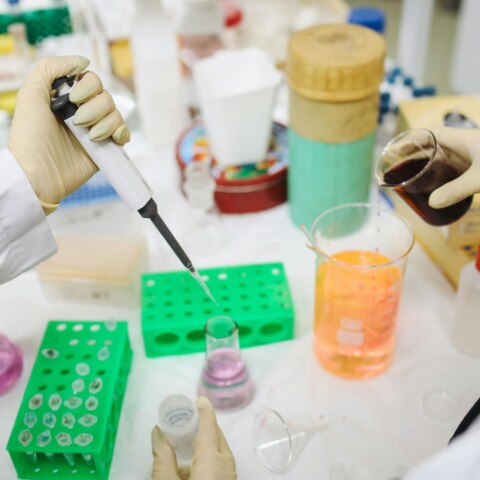 How does phenyl act as a functional group in organic chemistry, and what chemical properties does it impart to molecules?