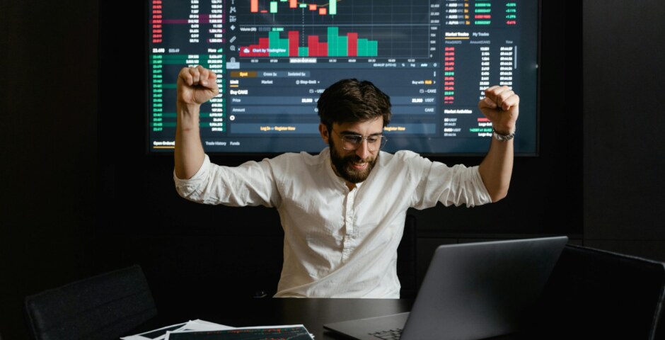 How can traders identify trends and patterns in price movements to make informed trading decisions?