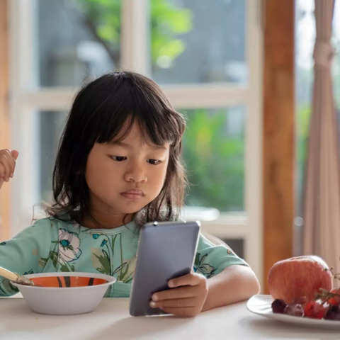 Does your children ask for phone as an entertainment to eat ?