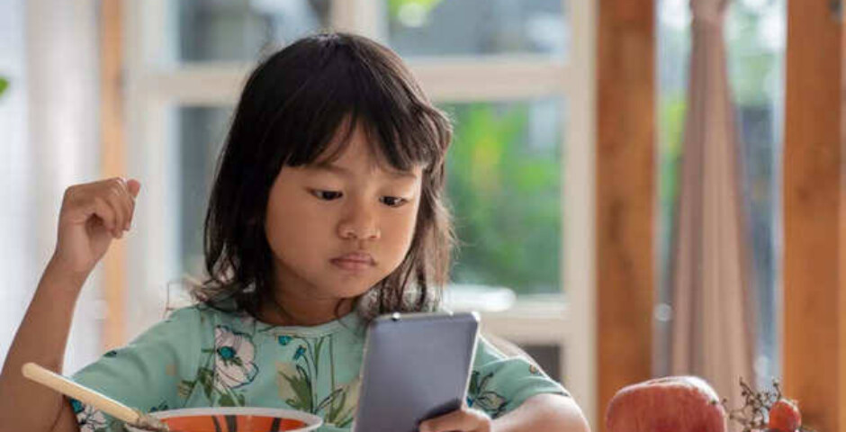 Does your children ask for phone as an entertainment to eat ?