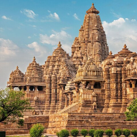 who built the Khajuraho temple?