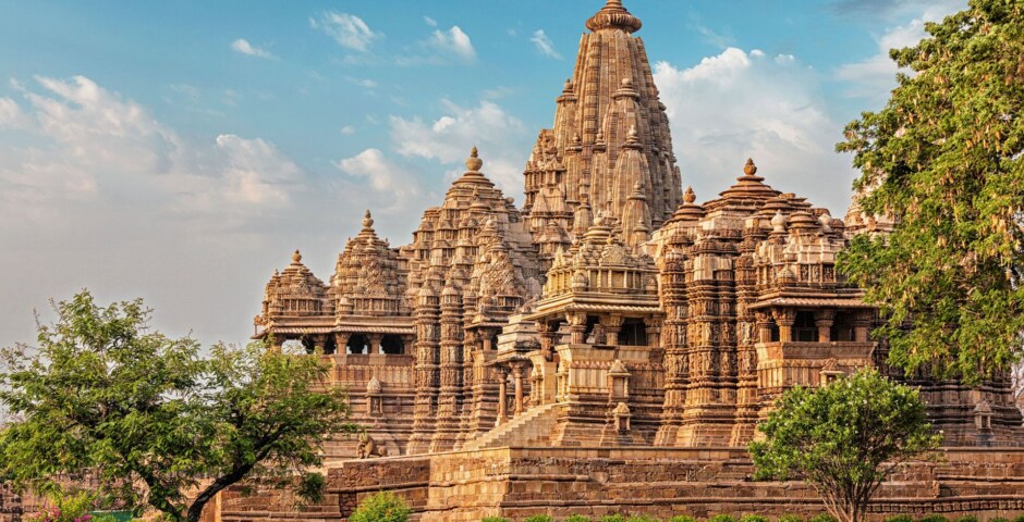 who built the Khajuraho temple?