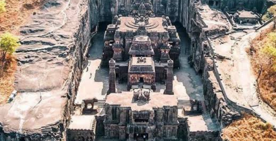 at which place is the famous Kailash temple located?