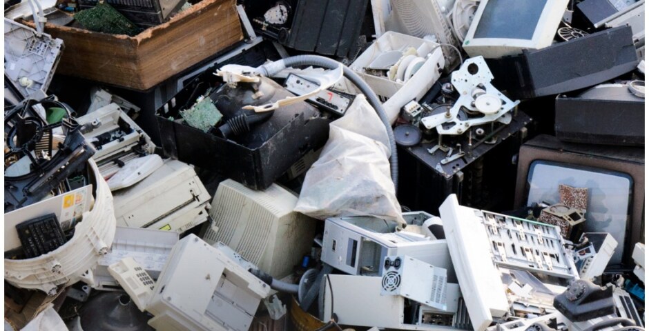 What are the benefits of dealing with scrap buyers in Bengaluru?