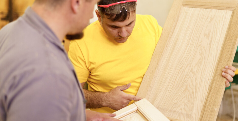 What are the latest trends Miami cabinet makers are using in modern-style kitchen design?