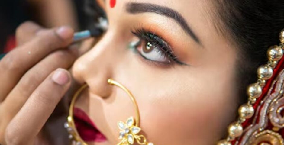 How do I choose the best Wedding Makeup in Delhi artist?