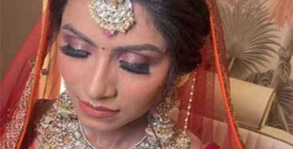 What should I look for when hiring a Makeup Artist in Delhi?