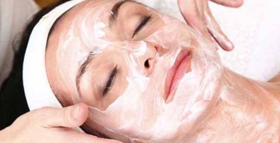 Who should go for a Skin Tightening Facial in Delhi?